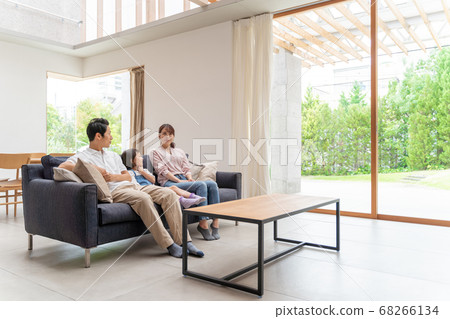 Parents chatting in the living room 68266134