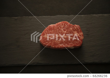 在板岩板上的生牛肉里脊牛排 68266236