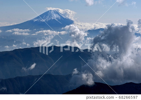 Mt. Fuji seen from the summit of Mt. Kitadake in winter Mt. Fuji seen from the summit of Mt. Kitadake in winter 68266597