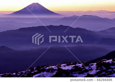 Mt. Fuji seen from Bokon Sawanogashira in winter 68266806