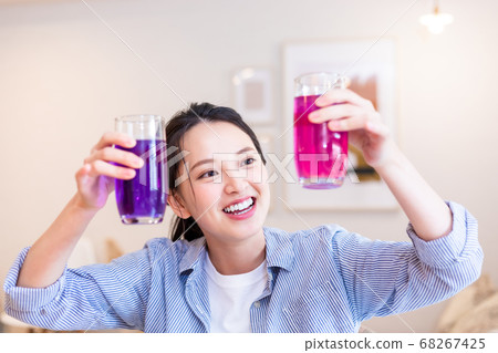 女人享受蝴蝶豌豆的顏色變化 68267425