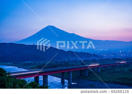 (Shizuoka Prefecture) Dawn of Mt. Fuji seen from Fujikawa SA (Shizuoka Prefecture) Dawn of Mt. Fuji seen from Fujikawa SA 68268128