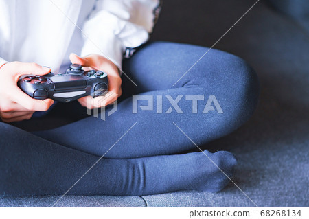 呆在家裡，沉浸在遊戲中[使用電暈的新常態] 68268134