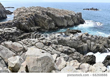 Tojinbo, a precipitous cliff in Mikuni Town, Sakai City, Fukui Prefecture Tojinbo, a precipitous cliff in Mikuni Town, Sakai City, Fukui Prefecture 68268666