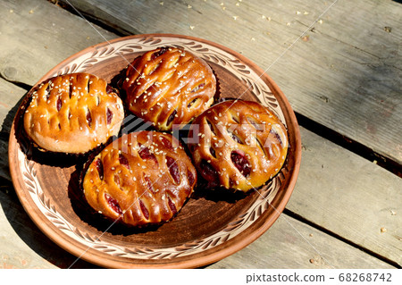 Buns with raisins and sesame seeds. 68268742