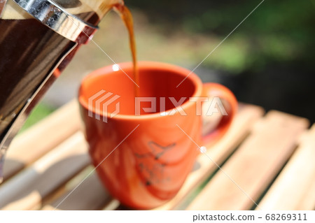 在花園裡喝咖啡的時間 在花園裡喝咖啡的時間 68269311