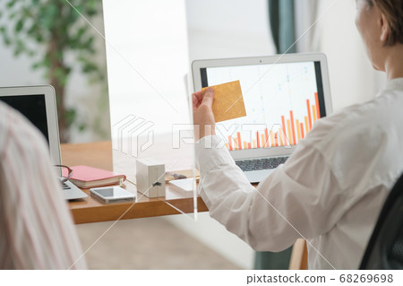 通過亞克力分區,感染控制,社交距離 通過亞克力分區,感染控制,社交距離 68269698