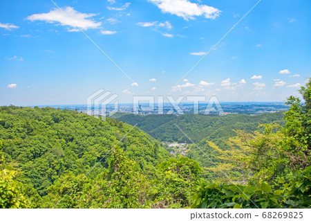 Takaoyama mountain trail in the early summer Inariyama course Azumaya A view from the area towards central Tokyo 68269825