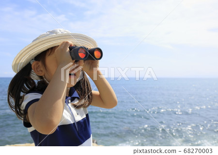 Infant (5 years old) using opera glasses at the beach Infant (5 years old) using opera glasses at the beach 68270003