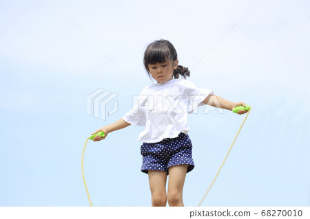 Infant who jumps rope (5 years old child) Infant who jumps rope (5 years old child) 68270010