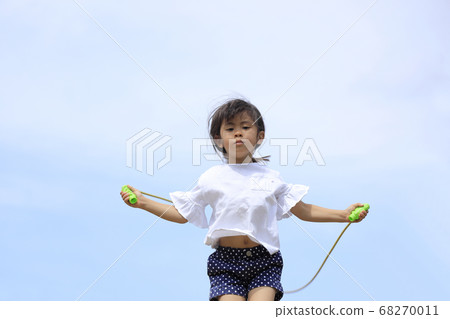 Infant who jumps rope (5 years old child) 68270011