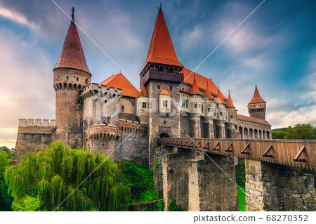 Admirable tourist attraction with medieval Corvin castle, Hunedoara, Transylvania, Romania Admirable tourist attraction with medieval Corvin castle, Hunedoara, Transylvania, Romania 68270352