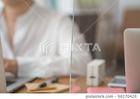 通過亞克力分區,感染控制,社交距離 通過亞克力分區,感染控制,社交距離 68270428
