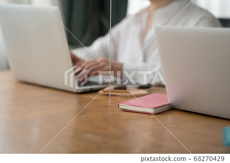 通過亞克力分區,感染控制,社交距離 通過亞克力分區,感染控制,社交距離 68270429