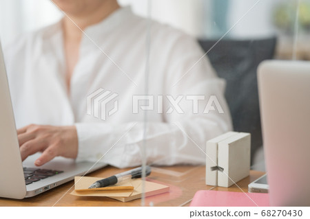 通過亞克力分區,感染控制,社交距離 通過亞克力分區,感染控制,社交距離 68270430