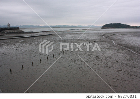 Connection to the island viewed through the tidal flat Connection to the island viewed through the tidal flat 68270831