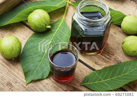 Unripe walnut medicine tincture Unripe walnut medicine tincture 68271081