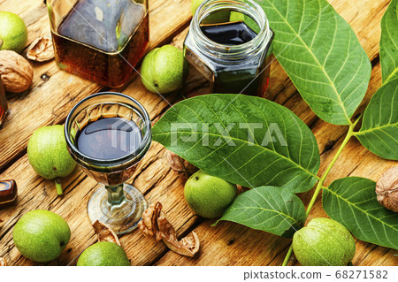 Unripe walnut medicine tincture 68271582