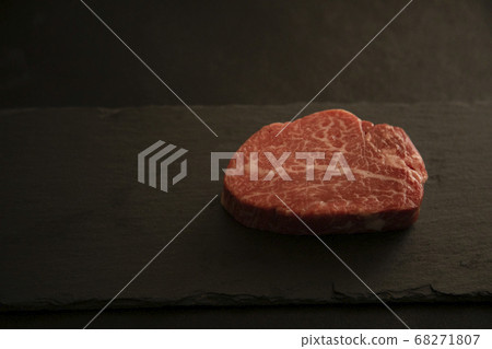 黑色板上的生牛肉里脊牛排 68271807