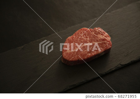 黑色板岩板上的生厚牛肉里脊牛排 68271955