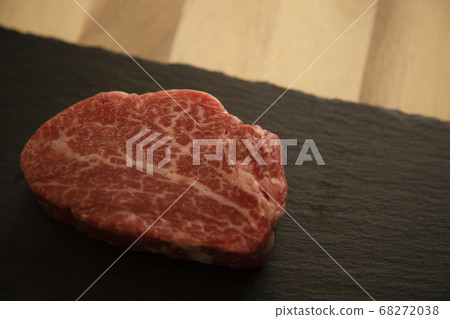 黑色板岩板上的生厚牛肉里脊牛排 68272038