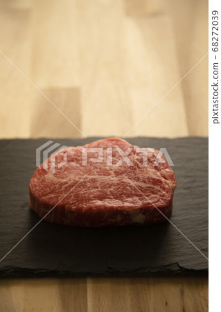 黑色板岩板上的生厚牛肉里脊牛排 黑色板岩板上的生厚牛肉里脊牛排 68272039