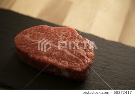 黑色板岩板上生牛肉牛排 黑色板岩板上生牛肉牛排 68272417