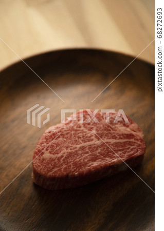 生牛肉里脊牛排在木桌上的相思板 生牛肉里脊牛排在木桌上的相思板 68272693