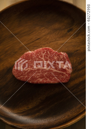 生牛肉里脊牛排在木桌上的相思板 生牛肉里脊牛排在木桌上的相思板 68272998