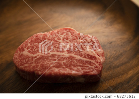 生牛肉里脊牛排在木桌上的相思板 68273612