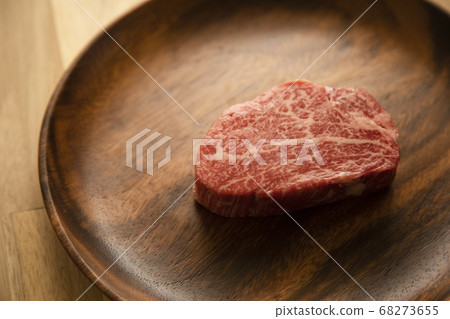 生牛肉里脊牛排在木桌上的相思板 生牛肉里脊牛排在木桌上的相思板 68273655