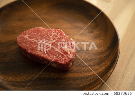 生牛肉里脊牛排在木桌上的相思板 生牛肉里脊牛排在木桌上的相思板 68273656