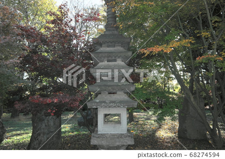 秋天的落葉和石塔 秋天的落葉和石塔 68274594