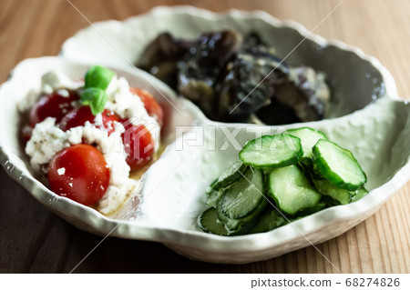 夏季蔬菜的三種配菜 68274826