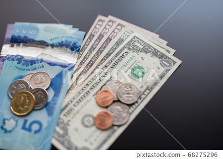 美元和加元紙幣和硬幣 68275296