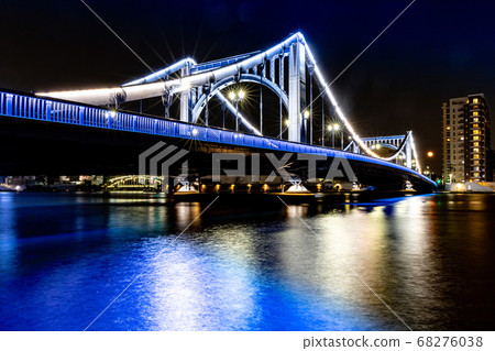 Lighting up the Sumida River Bridges 68276038