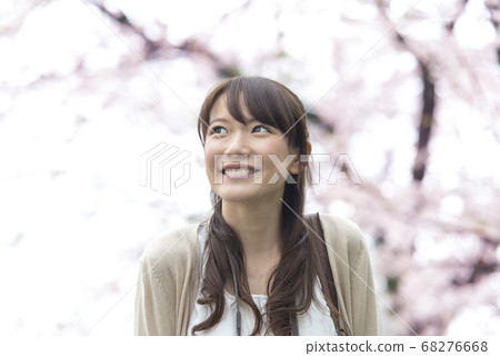 一個女人走在櫻花盛開 68276668