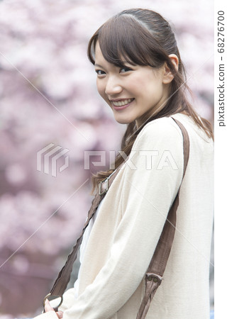 有花觀賞的婦女 有花觀賞的婦女 68276700