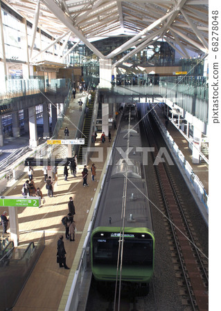 Yamanote line arriving at Takanawa gateway station Yamanote line arriving at Takanawa gateway station 68278048