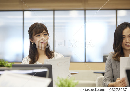 A woman having a meeting in a casual office 68278987
