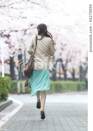 有花觀賞的婦女 68279094