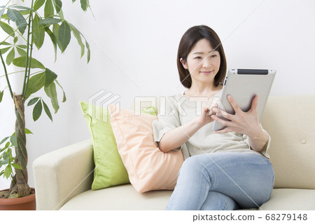 看平板電腦的中年婦女 看平板電腦的中年婦女 68279148