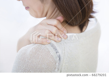 肩膀僵硬的中年婦女 肩膀僵硬的中年婦女 68279201
