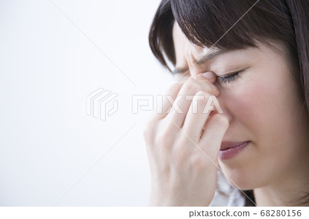 Middle-aged woman with eyestrain 68280156