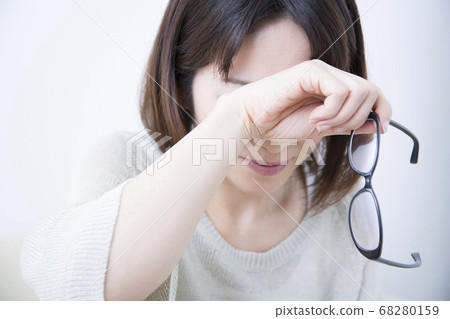 Middle-aged woman with eyestrain 68280159