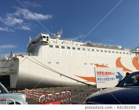 停留在渡輪上令人激動。 68280268
