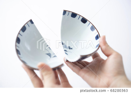 Female hand holding a broken bowl [white background] 68280363