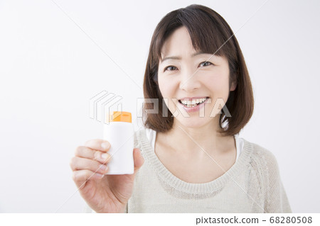 Supplements and middle women Supplements and middle women 68280508