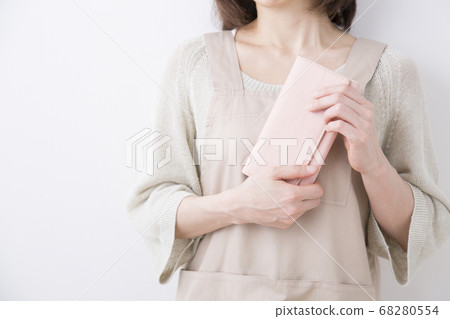 Housewives with wallets Housewives with wallets 68280554