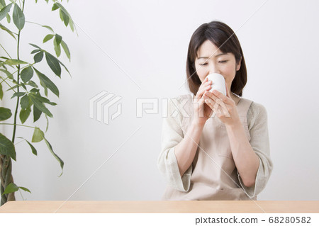 家庭主婦喝茶 68280582